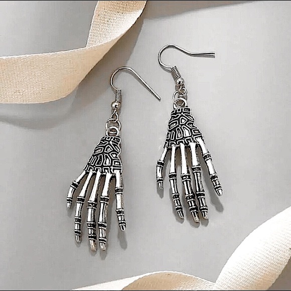 Silver skeleton hand earrings - Picture 2 of 11